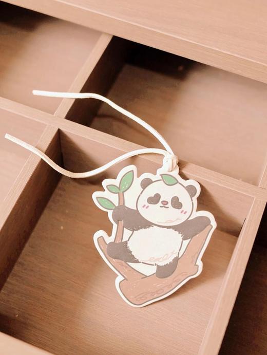 【理想屋】熊猫系列香薰片 3片可用一季度 🔺三种香味可选：雪松香+铃兰香+苦橙香 ✅三种熊猫造型，可爱萌趣 ✅优质加厚纸质香芯扩片，可持续扩香30天 ✅自带绑带，想挂哪里挂哪里 商品图2