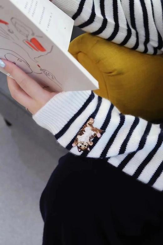 条纹POLO领条纹羊绒毛衣 小猫刺绣落肩袖宽松针织衫 源自内蒙的山羊绒 顺滑温润 手感柔软蓬松 宽松慵懒 经典法式剪刀V领 撞色白条拼接G0645 商品图7