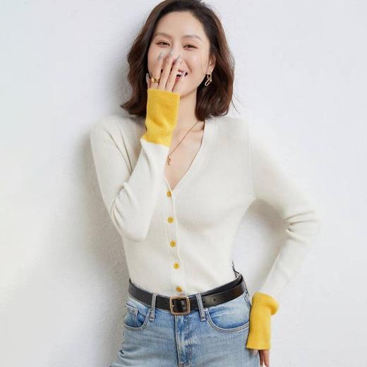 【秋冬时尚搭配】雾感喇叭袖拼色羊绒开衫 V领百搭条纹针织开衫 修身显瘦轻盈合体 柔软细腻温柔高雅 商品图2