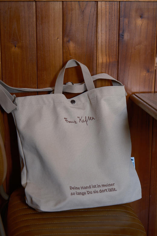 【大号现货，小号预计4月发货】可选 卡夫卡签名刺绣托特包 / 卡夫卡“我会握紧你的手”便携式咖啡杯/卡夫卡套装 商品图7