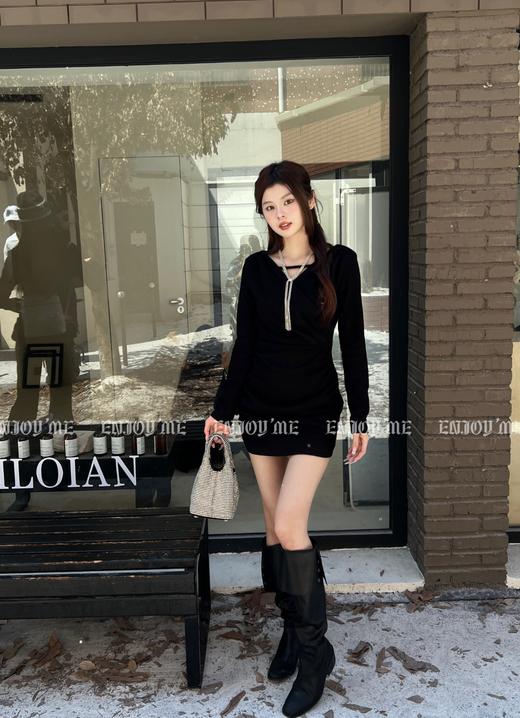 【门店同款】冬季派对复兴-气质V领褶皱连衣裙 154874801 商品图5