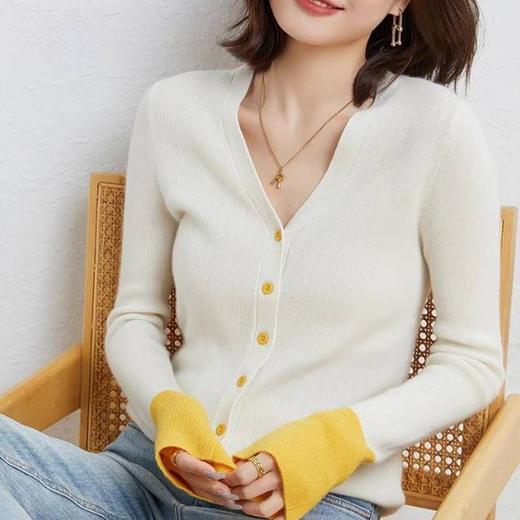 【秋冬时尚搭配】雾感喇叭袖拼色羊绒开衫 V领百搭条纹针织开衫 修身显瘦轻盈合体 柔软细腻温柔高雅 商品图0