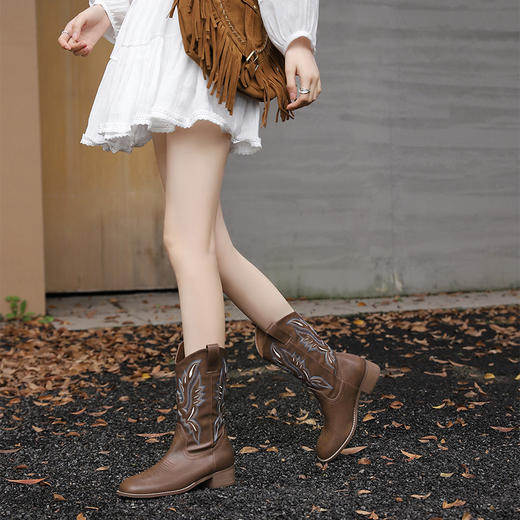 西遇西部牛仔靴子女新款秋季美式复古棕色刺绣中筒厚底短靴D0034052 商品图3