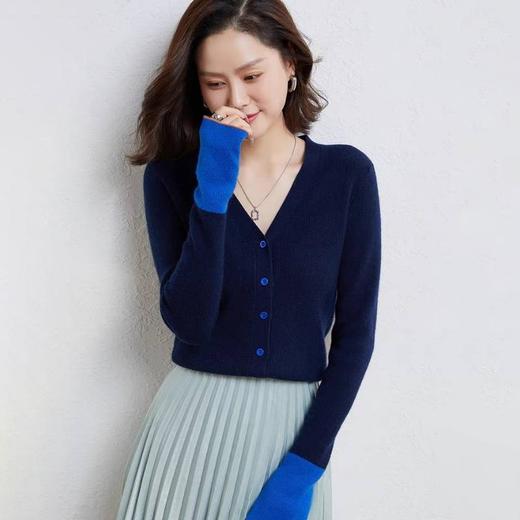 【秋冬时尚搭配】雾感喇叭袖拼色羊绒开衫 V领百搭条纹针织开衫 修身显瘦轻盈合体 柔软细腻温柔高雅 商品图3