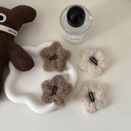 新年好物！【9.9/任选2件】毛茸茸米咖星星BB夹，ins少女秋冬毛绒五角星边夹可爱发饰发卡，简约设计 萌化你的心 秋冬必备 商品图3