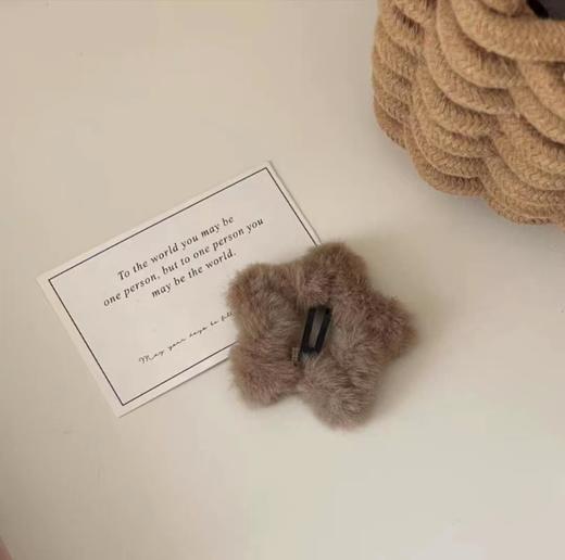 新年好物！【9.9/任选2件】毛茸茸米咖星星BB夹，ins少女秋冬毛绒五角星边夹可爱发饰发卡，简约设计 萌化你的心 秋冬必备 商品图5