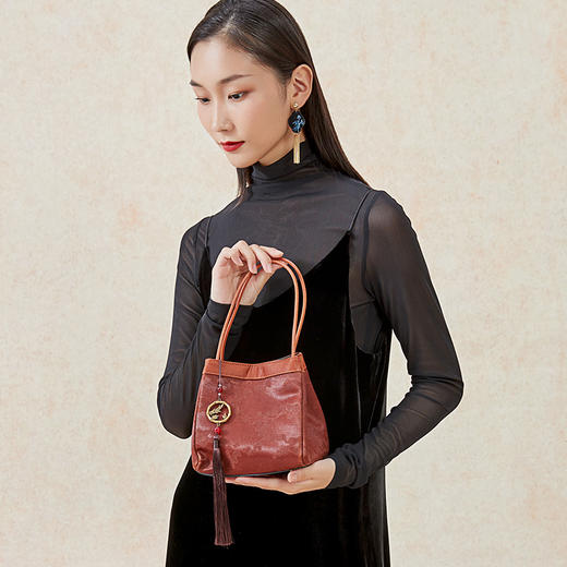 “软黄金”非遗香云纱 纯手工国风奢侈女包 非遗技艺 香云纱染整技艺 面料轻薄透气 手感细腻爽滑 商品图3