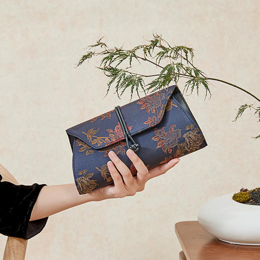 “软黄金”非遗香云纱 纯手工国风奢侈女包 非遗技艺 香云纱染整技艺 面料轻薄透气 手感细腻爽滑 商品图1