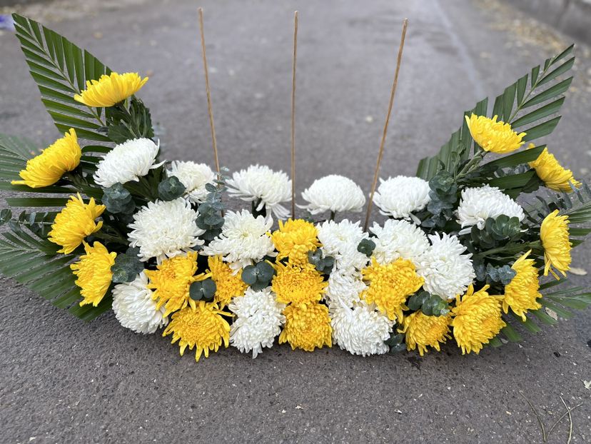 祭奠遗像相框鲜花内外都做了防水处理