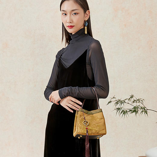 “软黄金”非遗香云纱 纯手工国风奢侈女包 非遗技艺 香云纱染整技艺 面料轻薄透气 手感细腻爽滑 商品图4