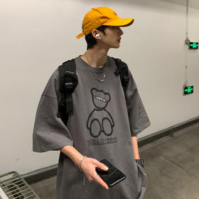 【夏愁短袖，秋意融心】潮流之所向，热卖必选！小熊印花点缀，宽松舒适，扭转人心。日系ins风，情侣百搭任你搭。秋夏季节，让爱与时尚交织，为你开启浪漫旅程！