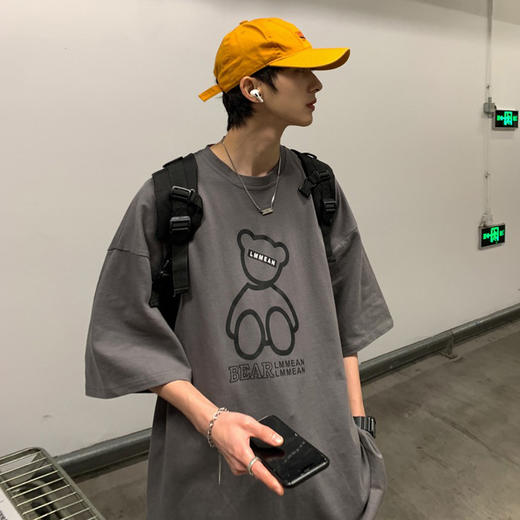 【夏愁短袖，秋意融心】潮流之所向，热卖必选！小熊印花点缀，宽松舒适，扭转人心。日系ins风，情侣百搭任你搭。秋夏季节，让爱与时尚交织，为你开启浪漫旅程！ 商品图0