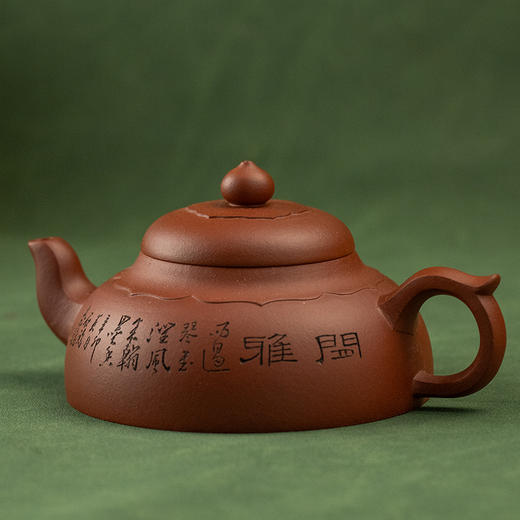 《陶刻莲韵壶》 吴秋平 高级工艺美术师、优秀中青年陶艺家、陶刻家 商品图0