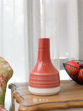 砖红色白色花瓶