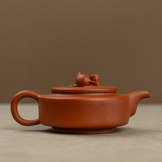 《蜜桃扁石壶》 顾燕萍   高级工艺美术师、知名中青年陶艺家 商品图0