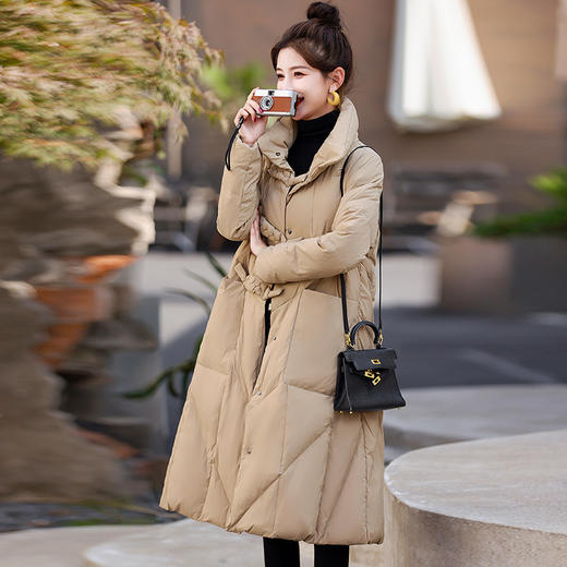 显瘦遮肉，90白鸭绒复古潮立领扭结盘扣长款羽绒服HR-MJA360 商品图2