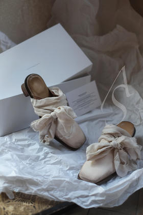 Cherevichkiotvichki  本白色翻牛皮中跟穆勒鞋