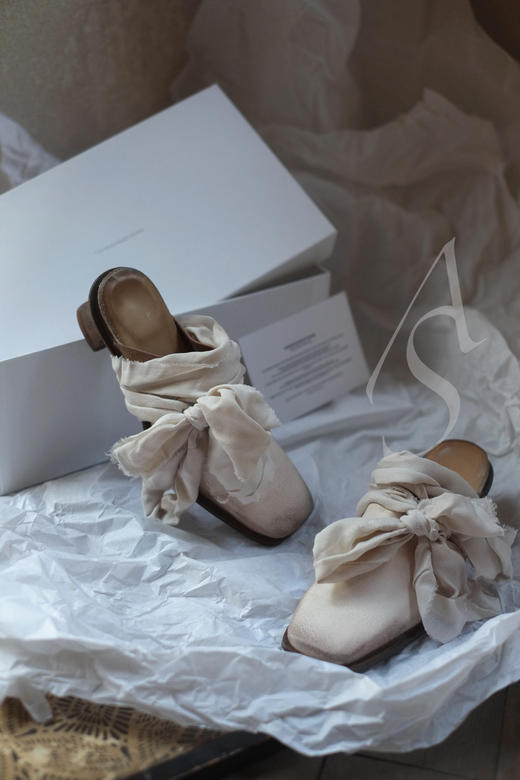 Cherevichkiotvichki  本白色翻牛皮中跟穆勒鞋 商品图0