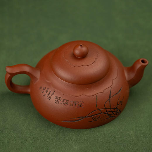 《陶刻莲韵壶》 吴秋平 高级工艺美术师、优秀中青年陶艺家、陶刻家 商品图1