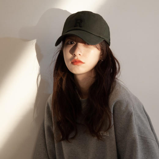 双十一活动【百搭！超好看！谁带谁脸小】显脸小的小众帽子，火爆ins的日系休闲简约大字母鸭舌帽，轻便易携带，百搭潮人！街头遮阳帽棒球帽，比渔夫帽更好看！！！ 商品图4