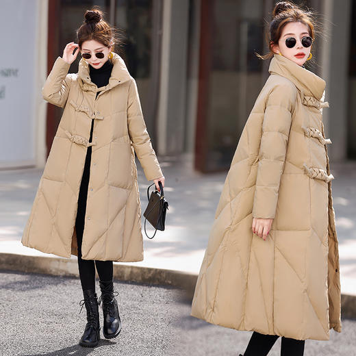 显瘦遮肉，90白鸭绒复古潮立领扭结盘扣长款羽绒服HR-MJA360 商品图0
