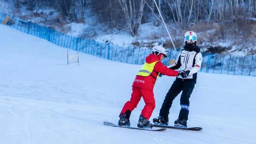 【滑雪营1号】华北TOP云顶雪场,单飞营/亲子家庭1:1可选,冬奥场地+专业体系+资深教练+五星酒店|6~14岁亲子/单飞 商品图2