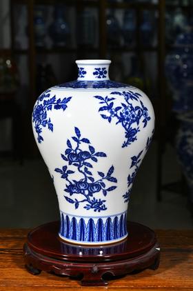 青花三多纹梅瓶