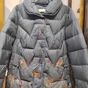 南3万山贵夫人青色绣花羽绒服