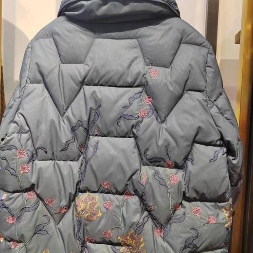南3万山贵夫人青色绣花羽绒服 商品图1
