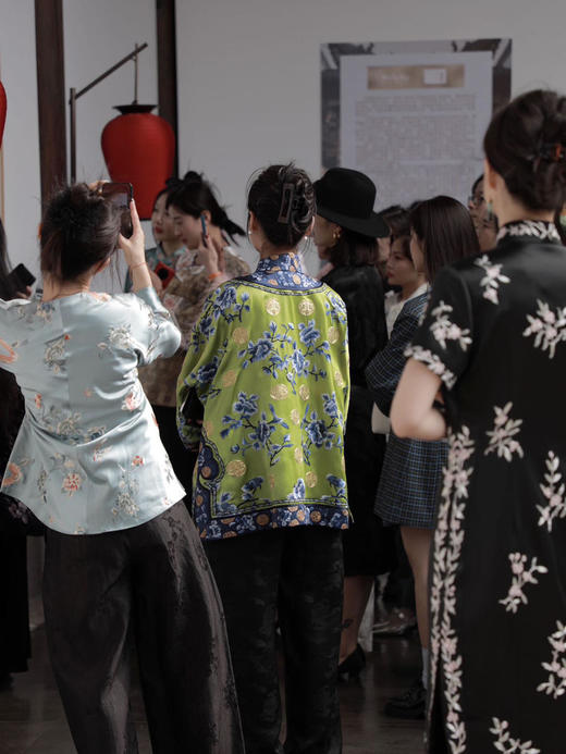 盛唐牡丹 |高货限量特供 重缎真丝手绣牡丹花吉服 (特价品） 商品图8