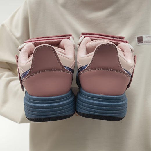 「三款配色！港风小白鞋」港风chic加绒小白鞋女 2023冬新款颜值字母魔术贴设计厚底板鞋子 商品图3