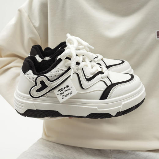 「两色可选！港风加绒款」爱心加绒小白鞋女2023冬季保暖校园风学生厚底运动休闲板鞋女 商品图0