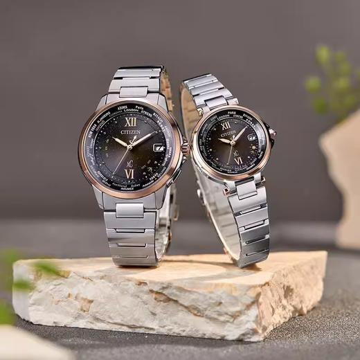 CITIZEN/西铁城xC系列间樱花粉飞燕表盘电波情侣男表CB1020-89W 商品图3