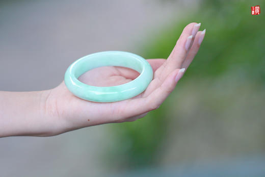 天然翡翠手镯 圈口：58mm 证书编号： YD23021900667 商品图1