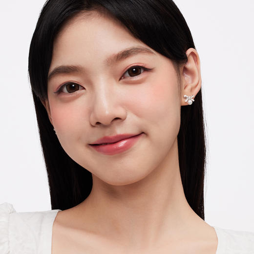 KADER卡蒂罗 丝带蝴蝶结人造珍珠耳钉 女925银耳饰小众设计2023新款爆款 商品图3