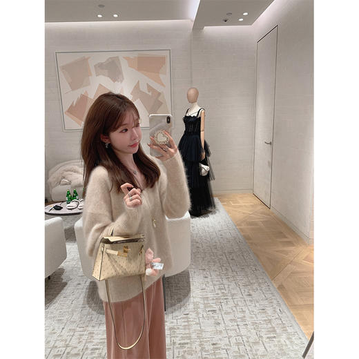 金蘑菇菇  柔柔 / 私心爱物 100.%.拉毛山羊绒 皮草级V领纯色毛衣 商品图1