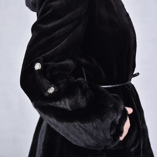 圣三利女装黑色中长款水貂皮SL114D002(01) 商品图4