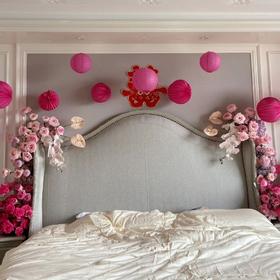 婚房床头鲜花装饰