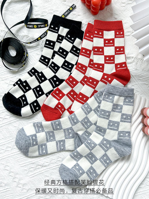 23秋冬新女款中筒丝光羊毛柔软保暖格子笑脸提花复古女袜 商品图2