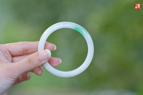 天然翡翠手镯    圈口：56.5mm