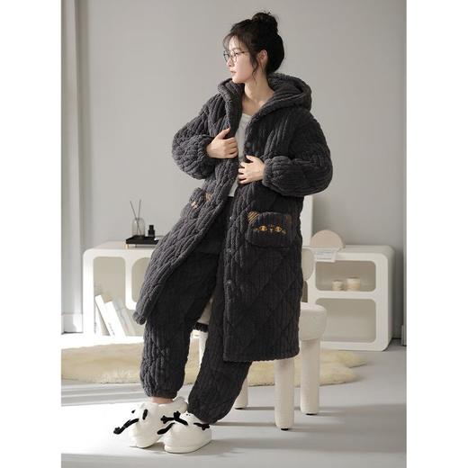 睡衣女可爱卡通珊瑚绒加厚三层夹棉睡袍家居服中长款保暖棉袄套装 商品图3