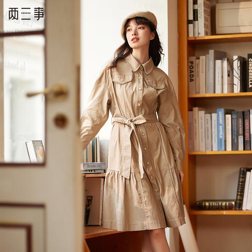 两三事未来闪影2023冬季新款简约毛边假口袋绑带a字连衣裙 商品图0