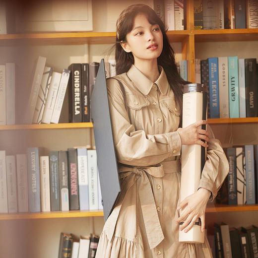 两三事未来闪影2023冬季新款简约毛边假口袋绑带a字连衣裙 商品图1