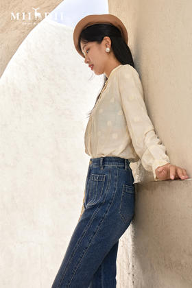 你一低头，蝴蝶便投下几何图案的影子