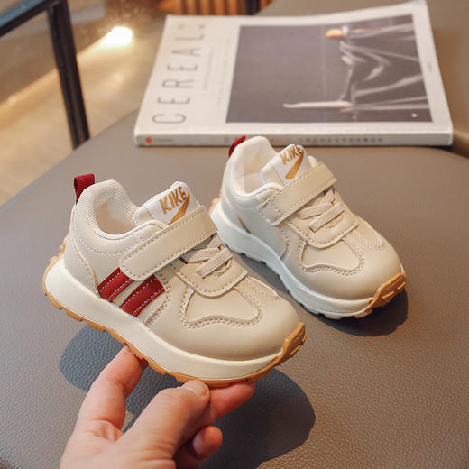 【透气舒适贴合足底❗️中小童板鞋】透气材质，软底设计，春秋儿童二条杠板鞋透气1-6岁软底运动鞋男女小童鞋父亲节礼物新年礼盒年货礼盒 商品图2