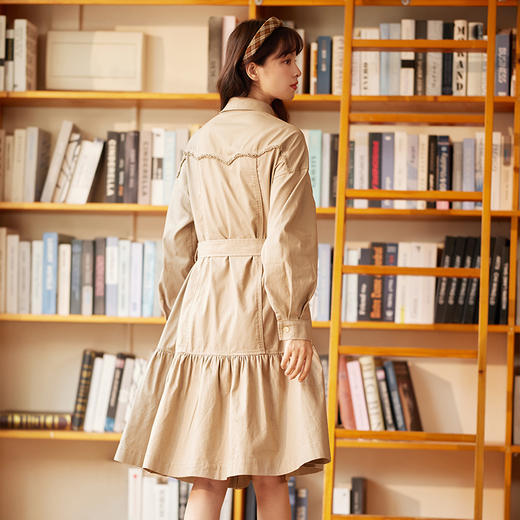 两三事未来闪影2023冬季新款简约毛边假口袋绑带a字连衣裙 商品图4