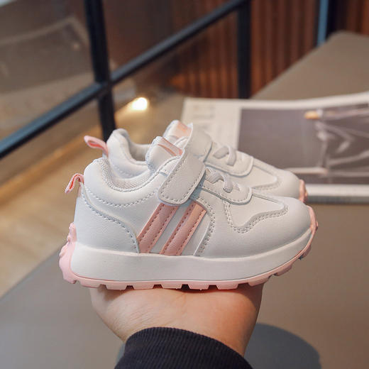 【透气舒适贴合足底❗️中小童板鞋】透气材质，软底设计，春秋儿童二条杠板鞋透气1-6岁软底运动鞋男女小童鞋父亲节礼物新年礼盒年货礼盒 商品图1