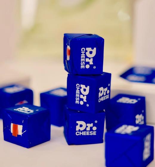 奶酪博士 新品上市🌈小方奶酪😍独“粒”包装，轻轻一拉🧀芝士一下 🔥双11享➕9.9换购价值29.9鳕鱼肠1袋 ✅新西兰进口干酪✅纯正果酱添加 浓郁奶香和清新果味的碰撞~绵密丝滑 欲罢不能~ 商品图1