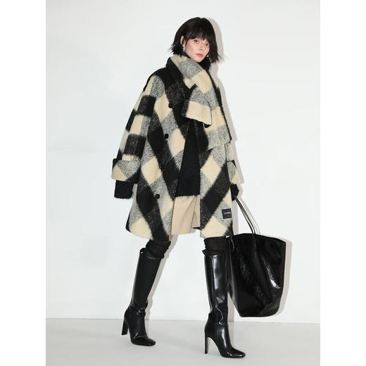 【有赞】COCOBELLA格纹长毛绒加厚毛呢外套女秋冬设计感围巾大衣WL59 商品图1