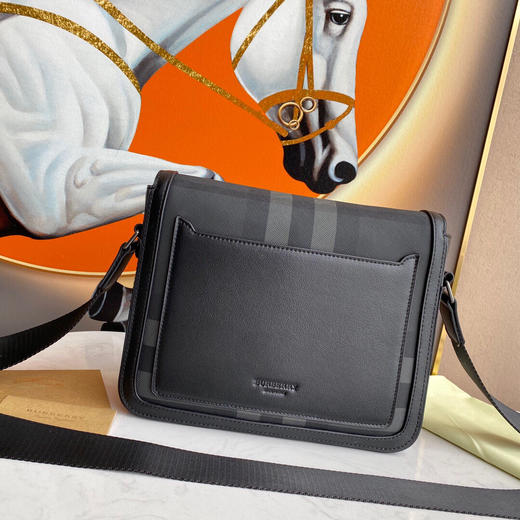 秋冬特惠💰800 B家原单斜挎包80741071 精致立挺设计，装饰 Bur格纹，搭配皮革边饰和品牌徽标。 商品图1